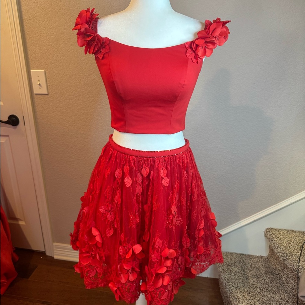 Red two-piece cocktail dress Size 6 Mac Duggal SAMPLE dress